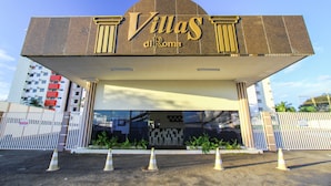 The entrance to VillaS di Roma with a prominent archway and a sign above. - DiRoma Villas - Direto com o Grupo DiRoma - acesso ao Acqua Park com café da manhã (Caldas Novas)
