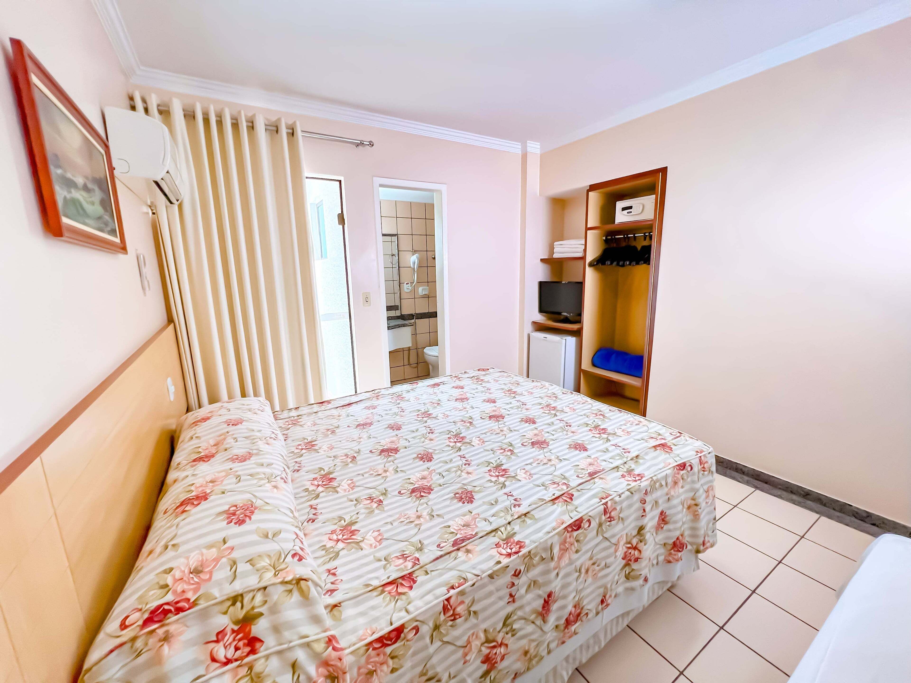 Minibar, caja de seguridad en la habitación y escritorio 