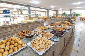 Breakfast meal - Villas diRoma - Direto com o Grupo Diroma - acesso ao Acqua Park com café da manhã (Caldas Novas)
