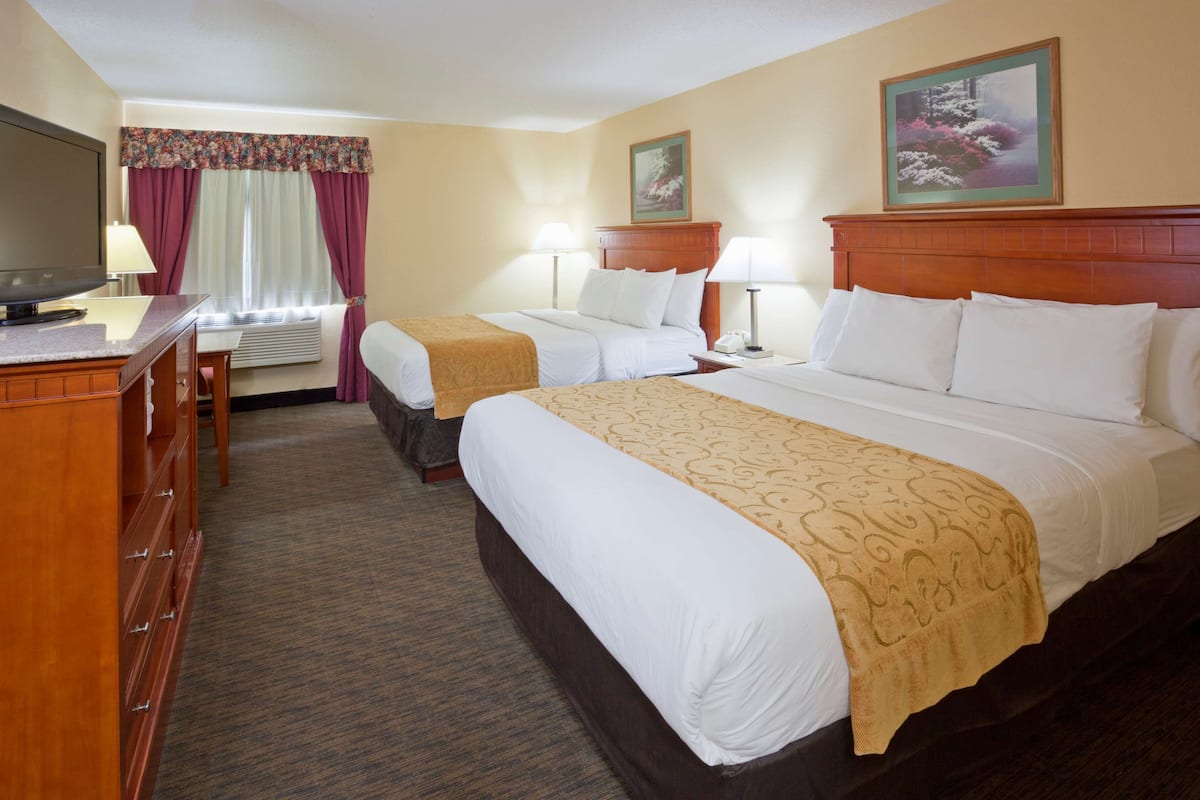 Deluxe Room, 2 Katil Ratu (Queen) (Non-Accessible) | Peralatan tempat tidur premium, meja, seterika/papan seterika