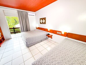 Minibar, safe på rommet, blendingsgardiner og barnesenger (inkludert)