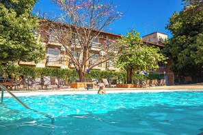 15 piscinas al aire libre, camas de piscina gratis, sombrillas