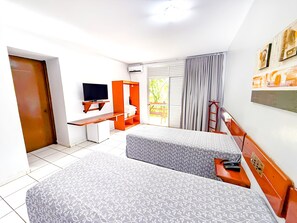 Standard Quadruple Room (A/B) | Minibar, desk, blackout drapes, free cribs/infant beds - Thermas DiRoma - Direto com o Grupo Diroma - acesso ao Acqua Park com café da manhã ( (Caldas Novas)