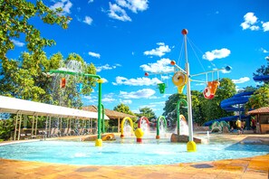15 piscinas al aire libre, camas de piscina gratis, sombrillas