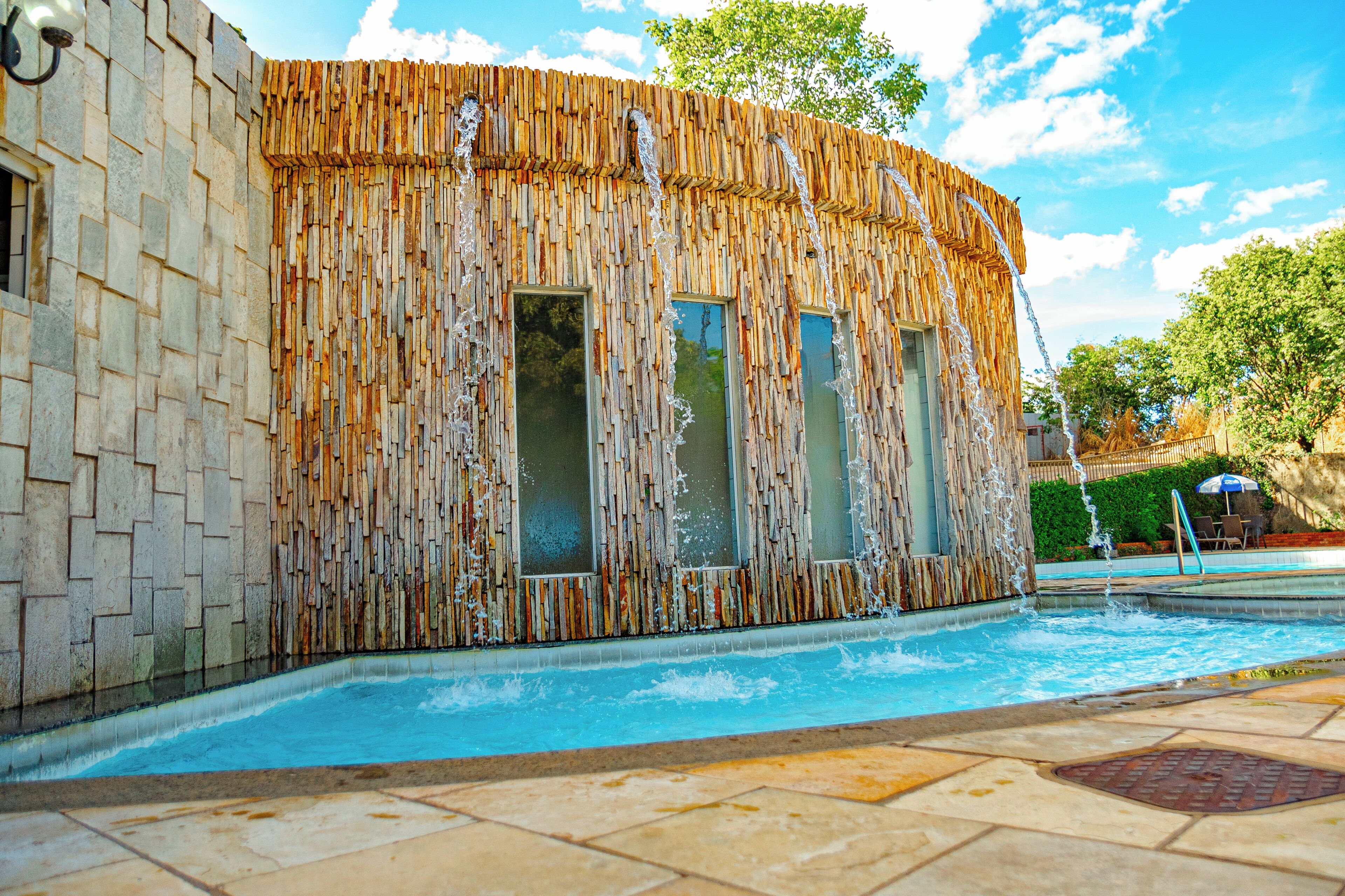 15 piscinas al aire libre, cabañas de piscina gratuitas, sombrillas