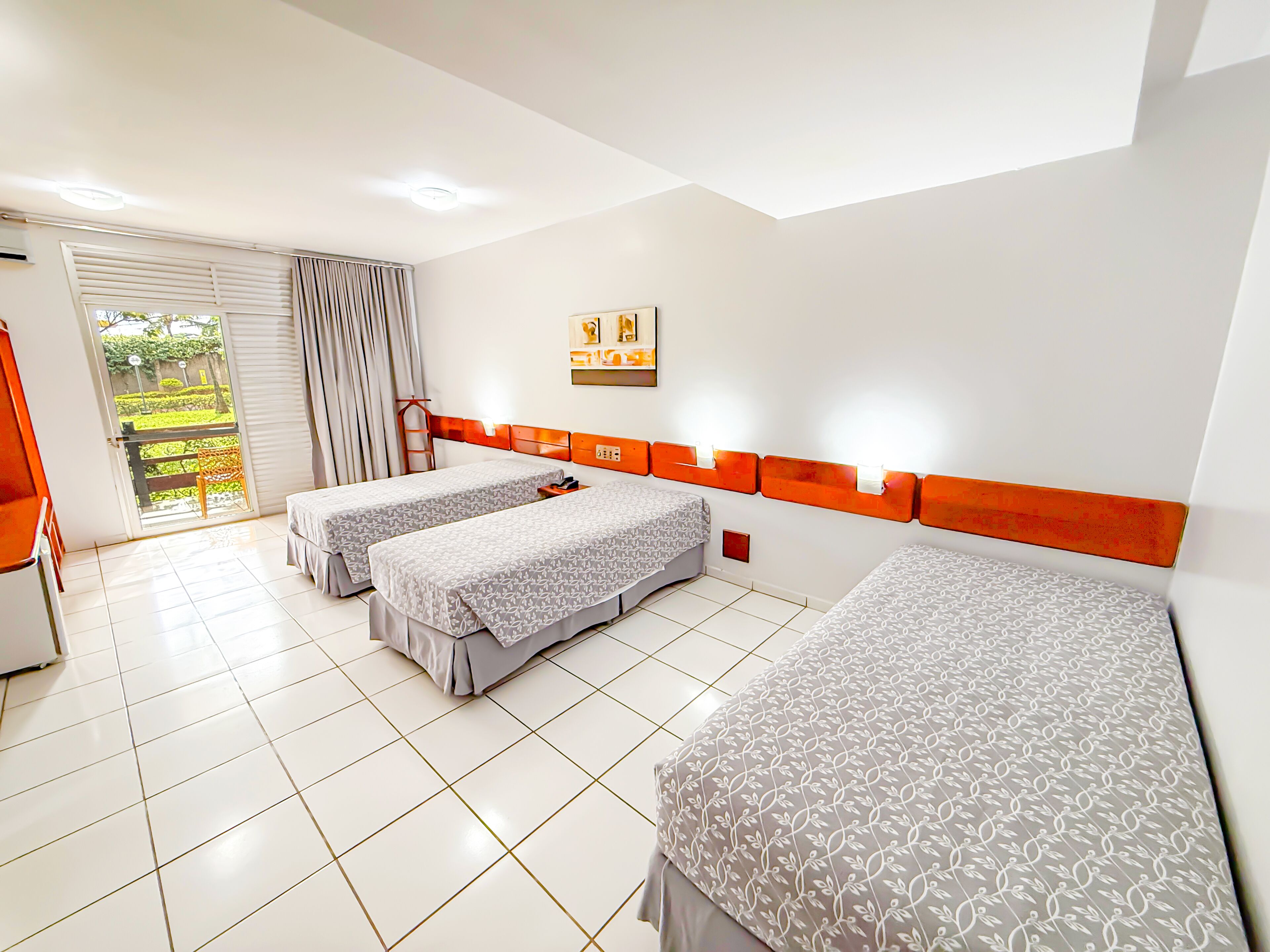 Firemannsrom – standard (A/B) | Minibar, skrivebord, blendingsgardiner og barnesenger (inkludert)