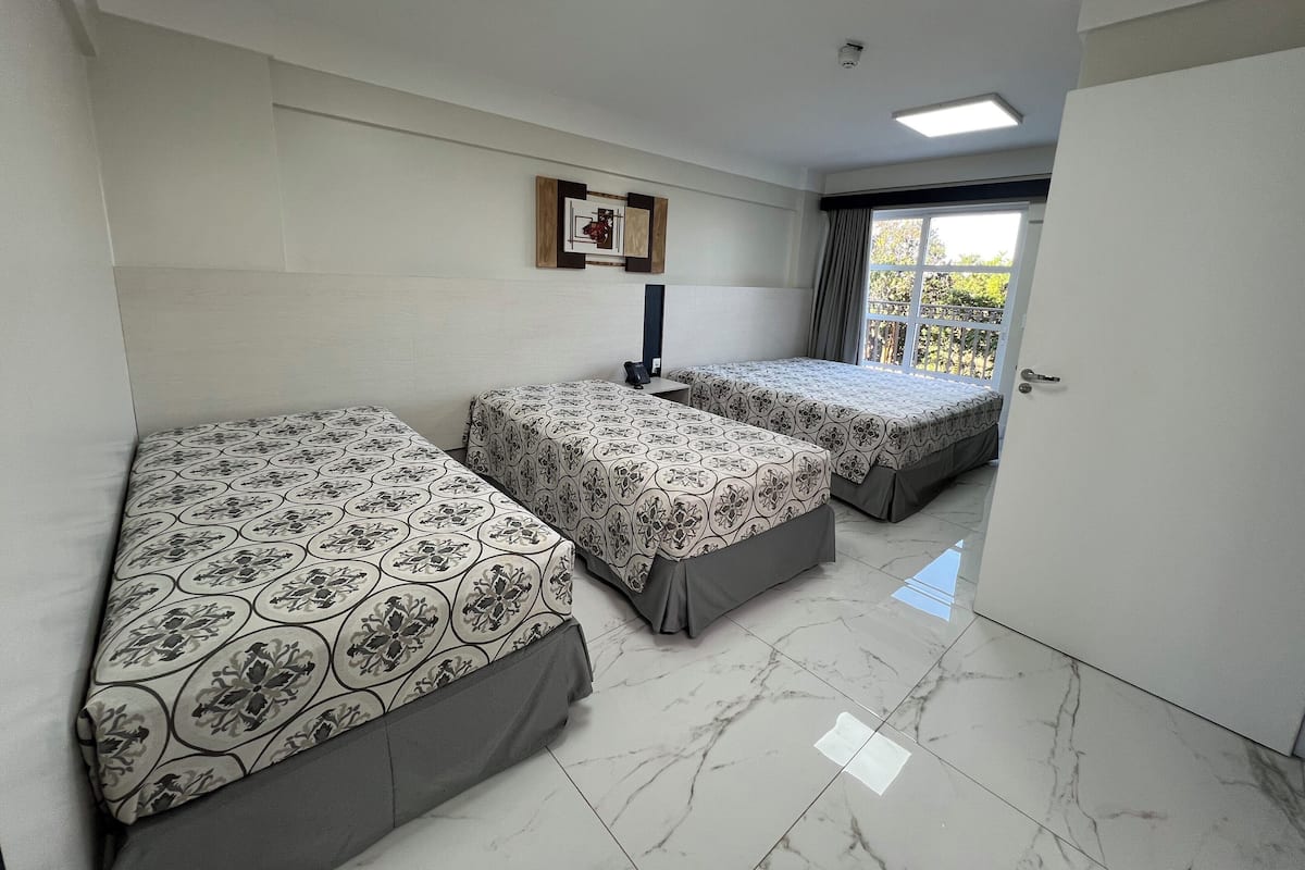 Minibar, escritorio, cortinas blackout y cunas gratuitas