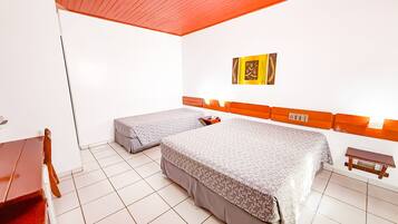 Habitación triple estándar (A/B) | Minibar, escritorio, cortinas opacas y cunas gratuitas