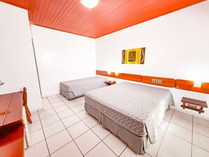 Habitació triple estàndard (A/B) | Minibar, escriptori, cortines opaques i bressols gratuïts 