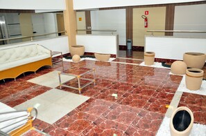 Área de estar no saguão