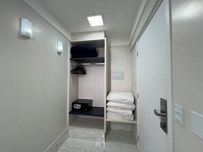 Habitación cuádruple estándar (A/B) | Minibar, escritorio, cortinas opacas y cunas gratuitas