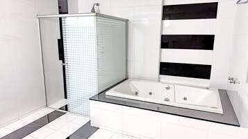 Honeymoon Suite | Bathroom | Free toiletries, hair dryer, towels, toilet paper
