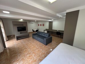 Minibar, escritorio, cortinas blackout y cunas gratuitas