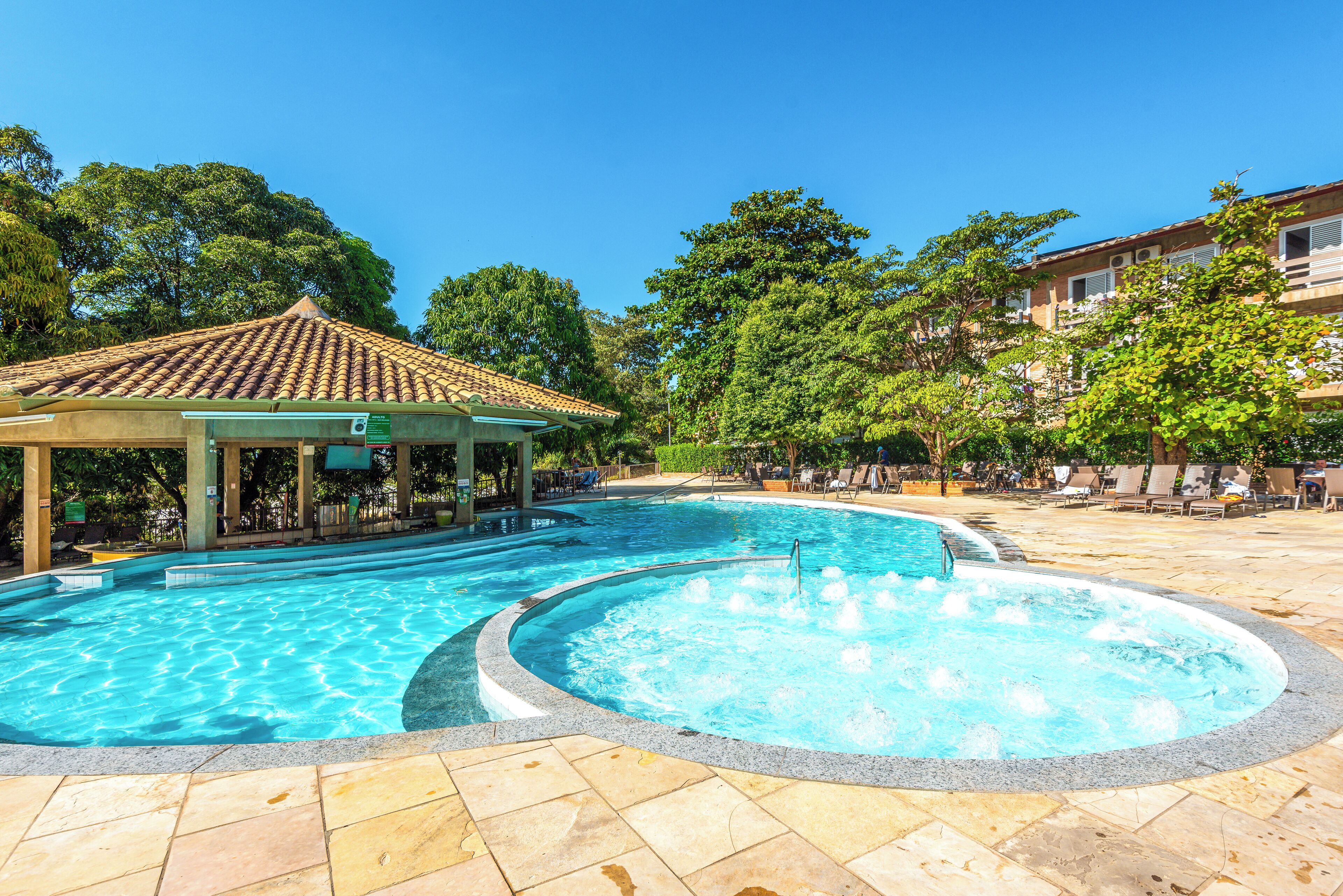 15 piscinas externas, barracas de cortesia, guarda-sóis