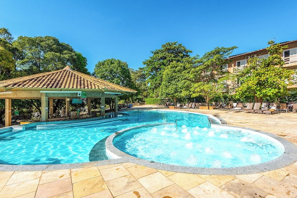 15 Außenpools, Cabañas (kostenlos), Sonnenschirme
