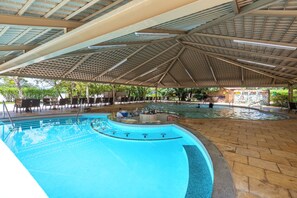15 piscinas al aire libre, camas de piscina gratis, sombrillas