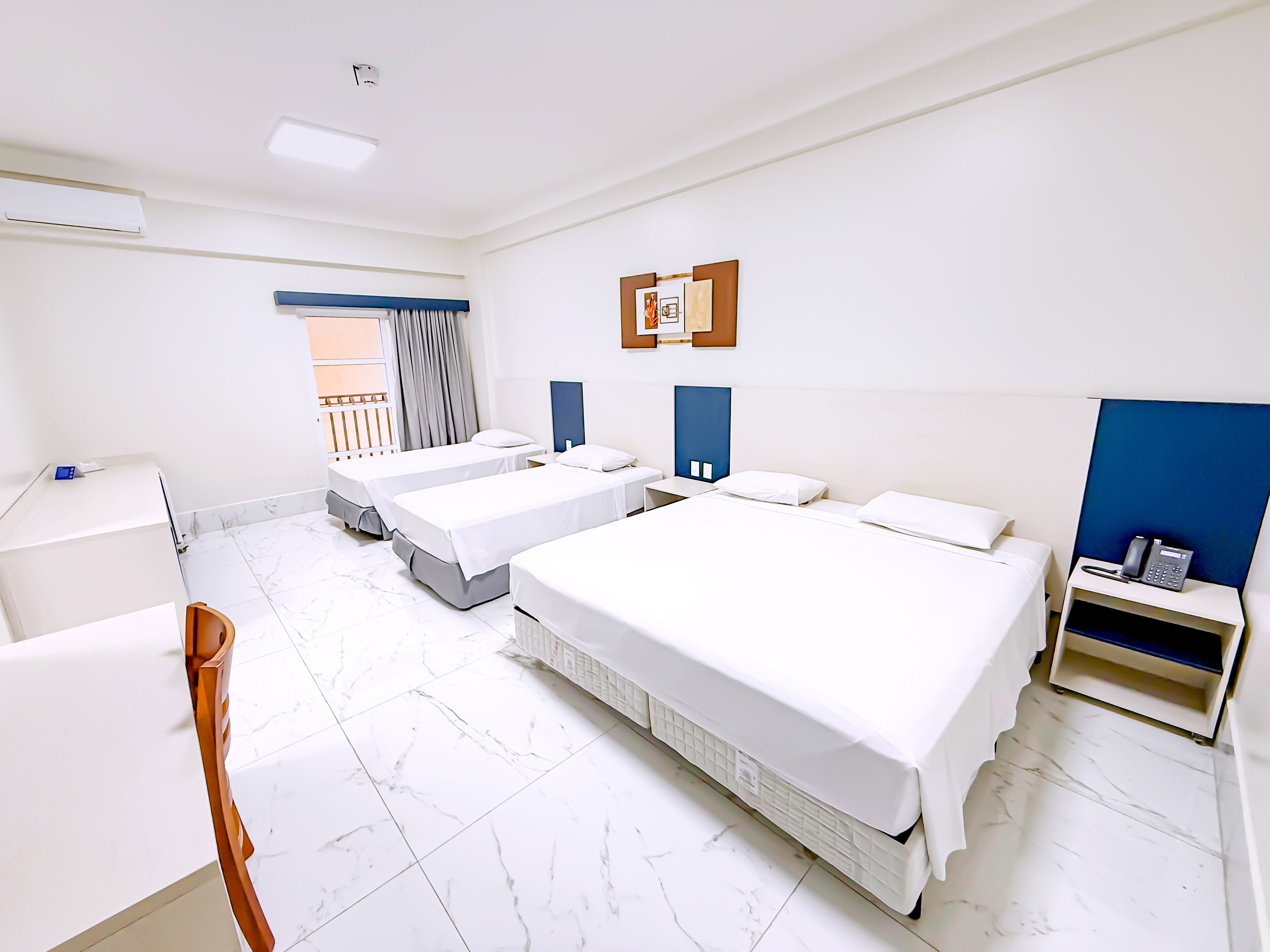 Dobbeltrom – standard (C) | Minibar, skrivebord, blendingsgardiner og barnesenger (inkludert)