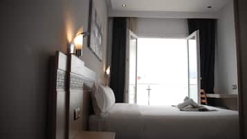 Chambre Simple | Literie de qualité supérieure, coffres-forts dans les chambres, bureau