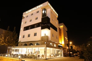 Vista frontal de la propiedad