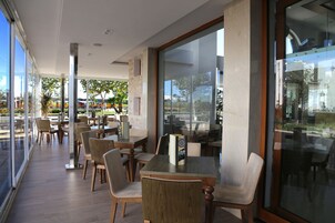 Se sirven desayunos, almuerzos y cenas; cocina internacional