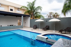 Indoor pool, open 9:00 AM to 10:00 PM, pool loungers - Revitalle Hotel (Votuporanga)