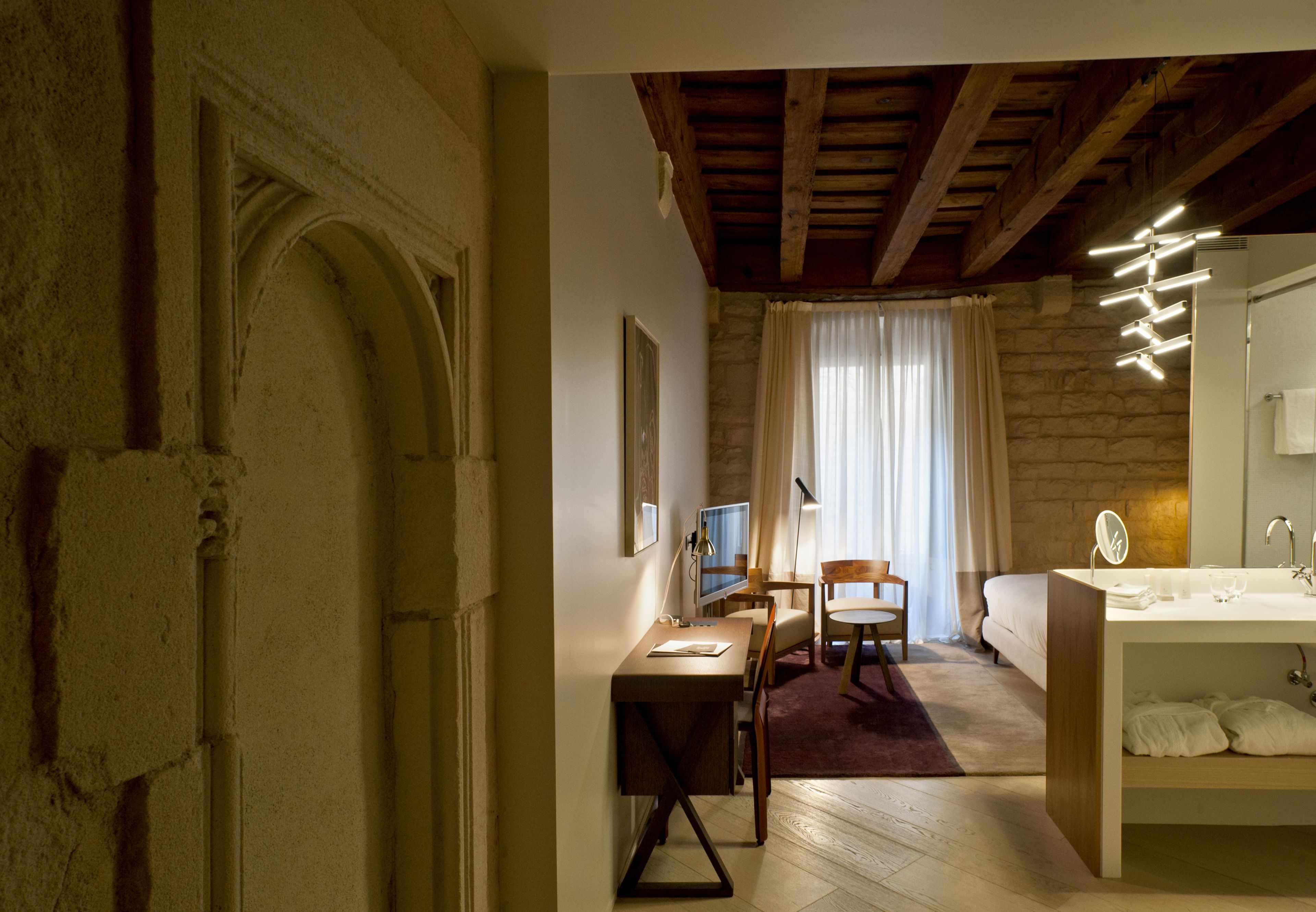 deluxe room | premium bedding, minibar, in-room safe, desk