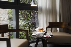 Deluxe Room | Premium bedding, minibar, in-room safe, desk - Mercer Hotel Barcelona (Barcelona)