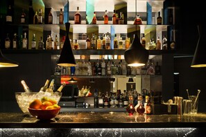 Bar (trong khuôn viên)