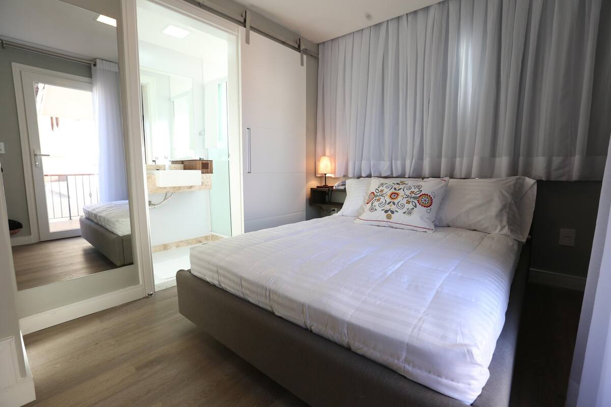 Comfort Double Room | Minibar, in-room safe, individually decorated, desk