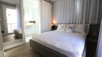 Comfort Double Room | Minibar, in-room safe, individually decorated, desk