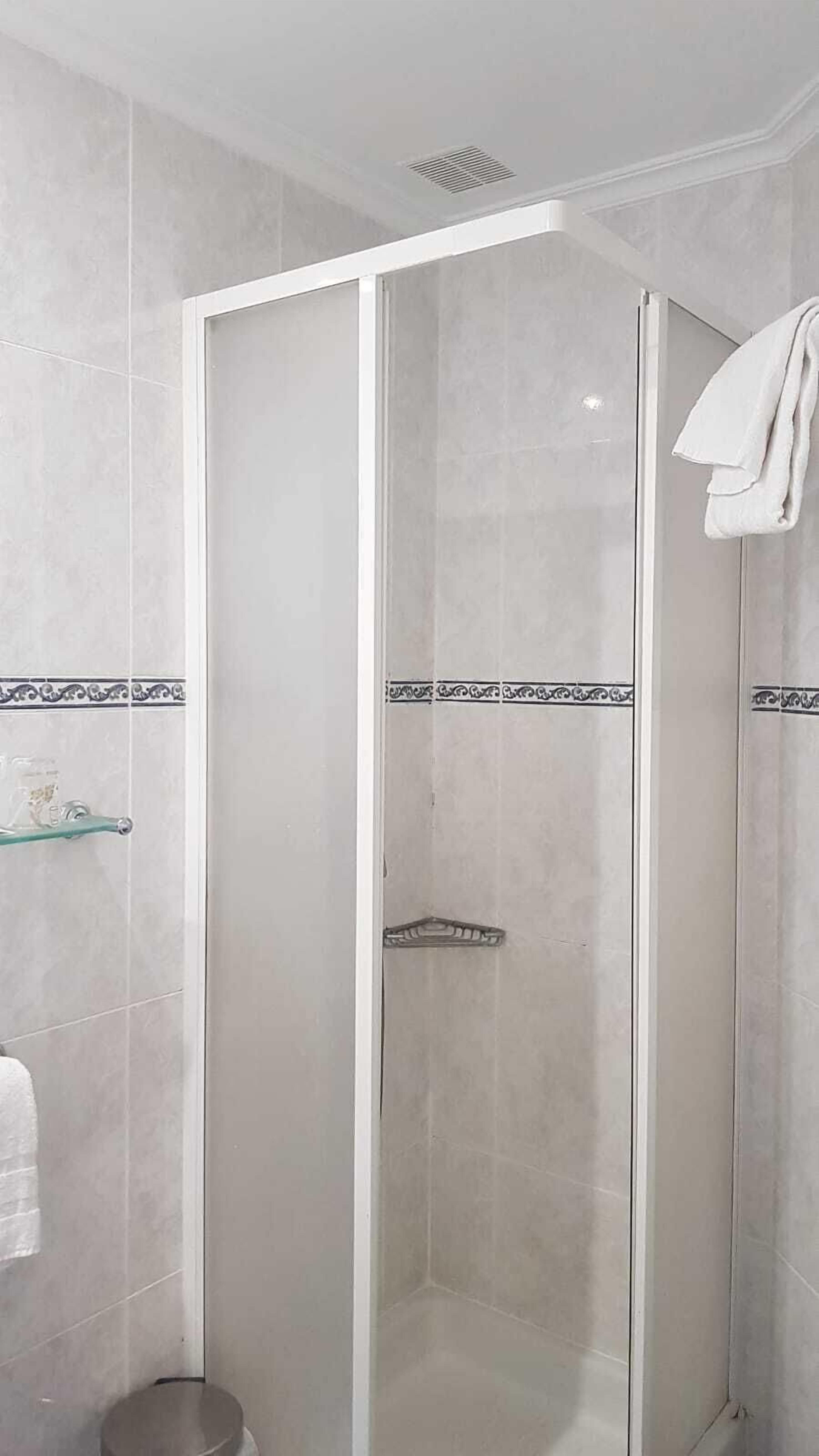 Een douche, gratis toiletartikelen, een haardroger, handdoeken