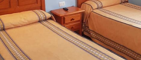Een bureau, verduisterende gordijnen, extra bedden (toeslag)