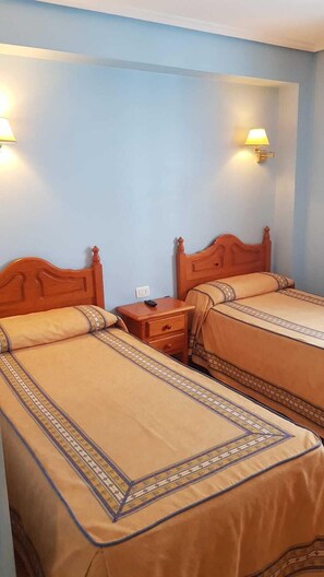 Escritorio, cortinas blackout, camas extra y wifi gratis 
