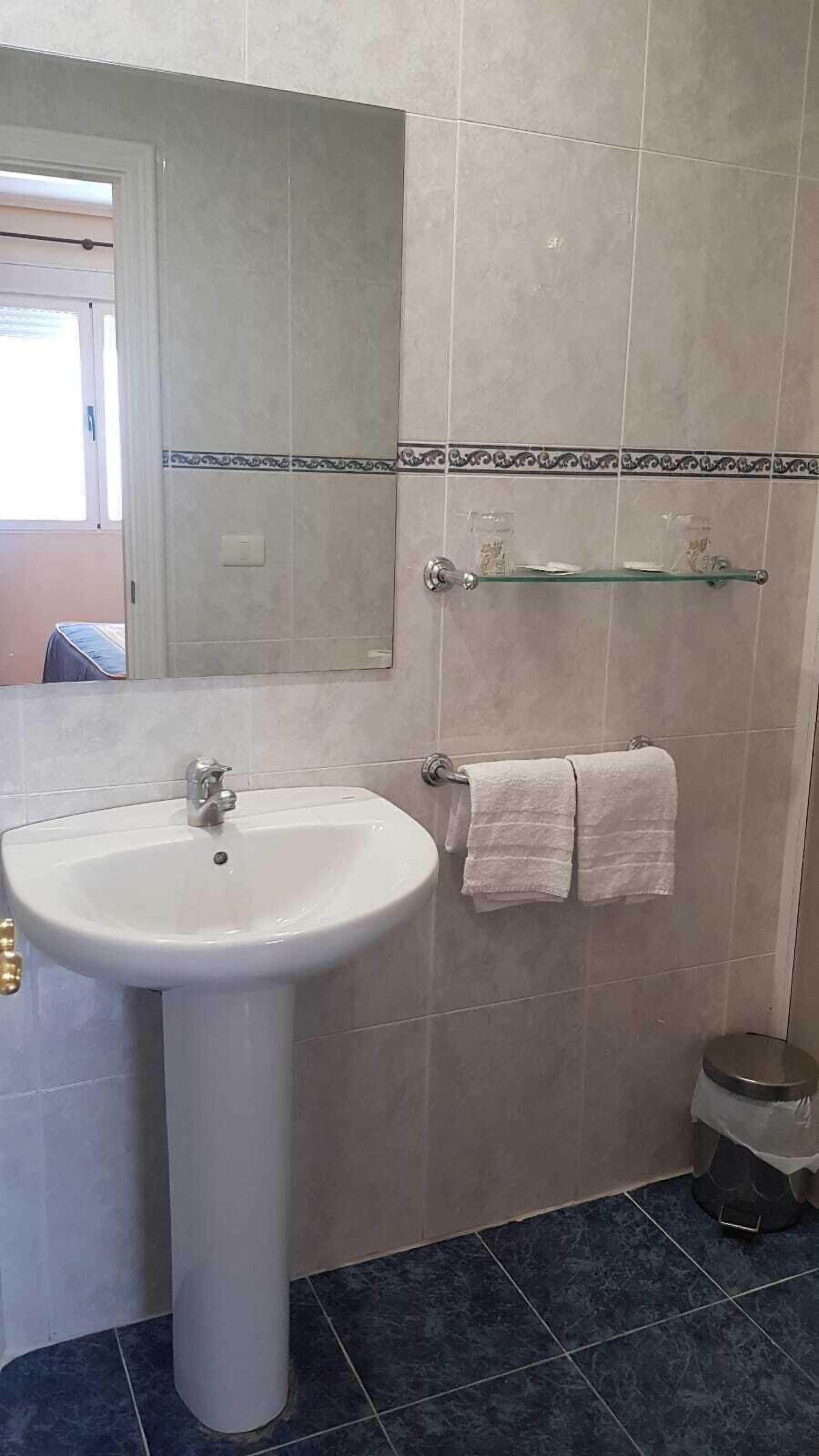 Een douche, gratis toiletartikelen, een haardroger, handdoeken