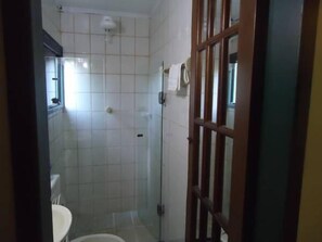 Standard Quadruple Room | Bathroom - Catavento Guest House (Búzios)