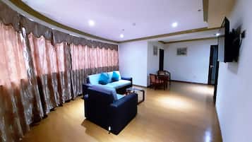 Familie-studiosuite | Dundyner, safe på rommet, skrivebord og skrivebord for bærbar PC