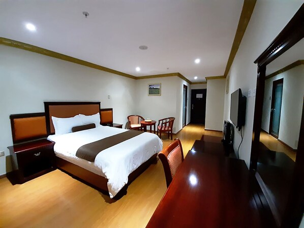 Cubrecamas, caja de seguridad en la habitación y escritorio 