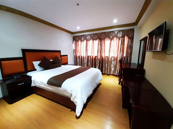 Down duvets, in-room safe, desk, laptop workspace - Swan Hotel (Lima)