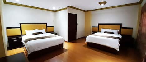 1 habitación, edredón, caja de seguridad en la habitación y escritorio