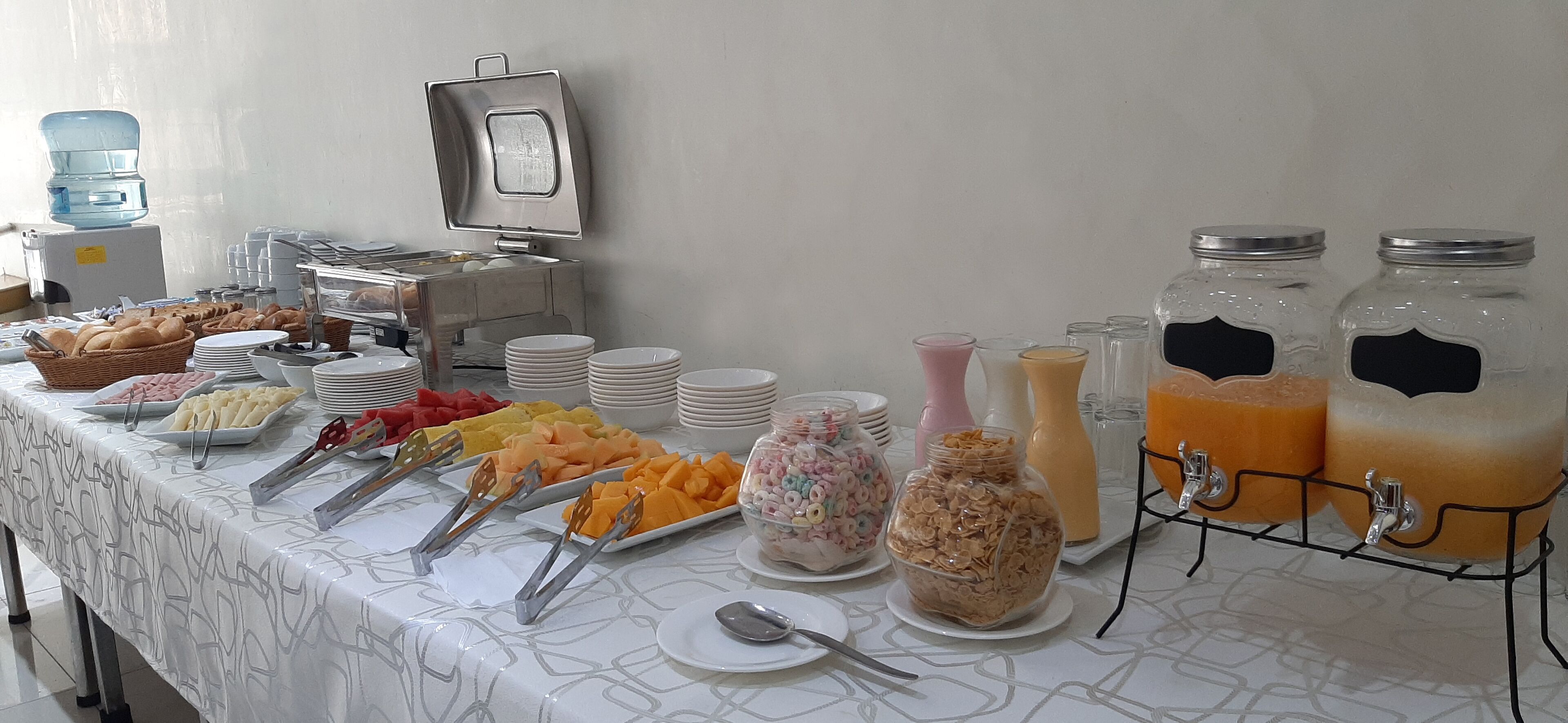 Una mesa de buffet con diversos alimentos y bebidas.