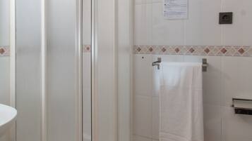 Buồng tắm vòi sen, đồ dùng nhà tắm miễn phí, máy sấy tóc, khăn tắm