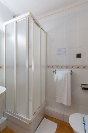 Dusche, kostenlose Toilettenartikel, Haartrockner, Handtücher