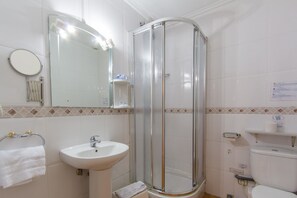 Shower, free toiletries, hair dryer, towels - Central Bilbao (Bilbao)