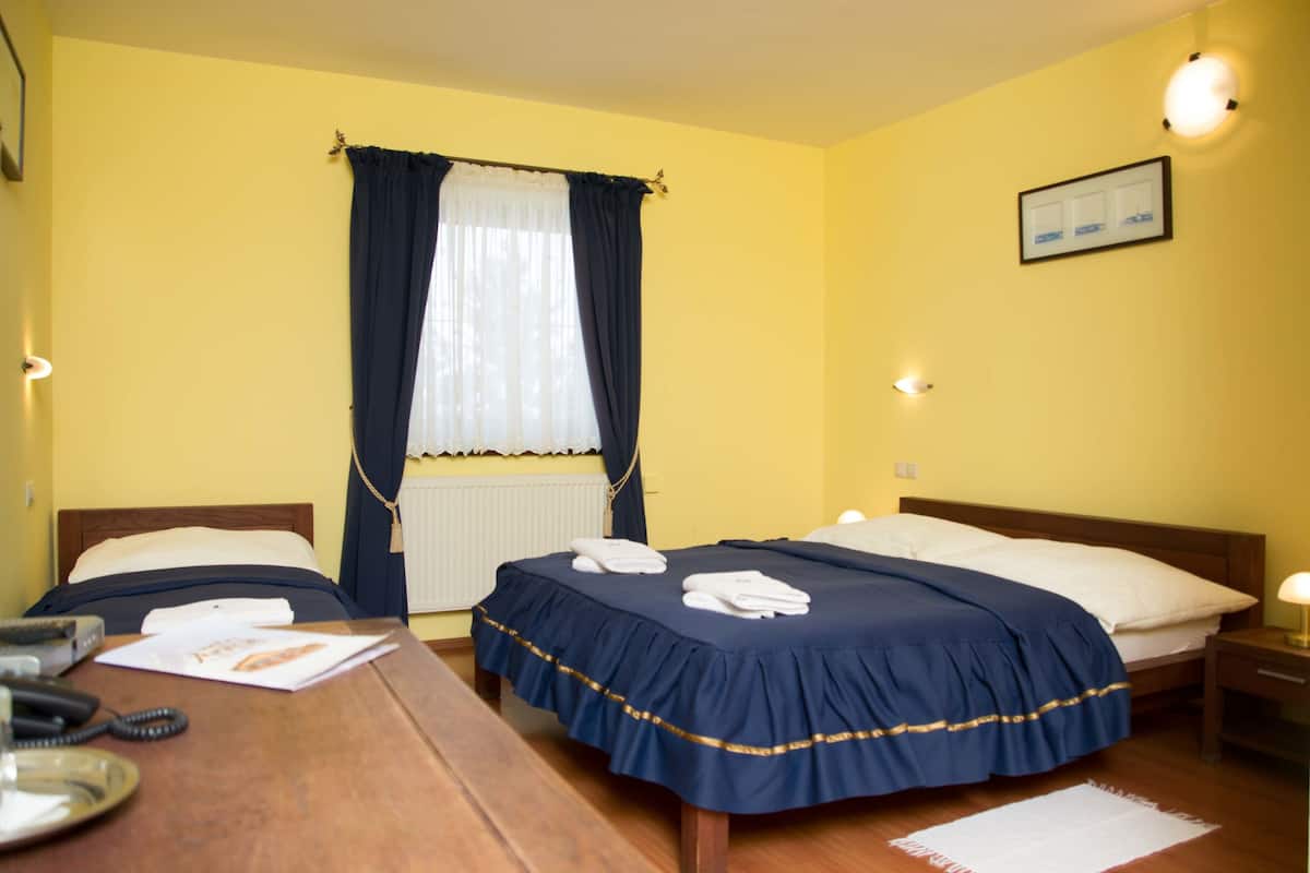 Minibar, coffres-forts dans les chambres, bureau