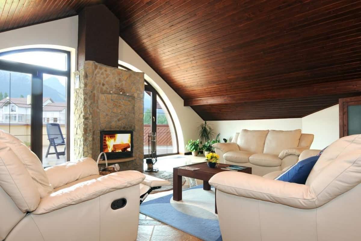 Minibar, coffres-forts dans les chambres, bureau