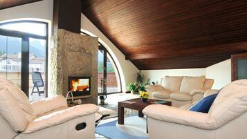 Deluxe Apartment | 1 bedroom, minibar, in-room safe, desk