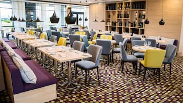 Aamiainen, lounas ja illallinen; kansainvälinen keittiö