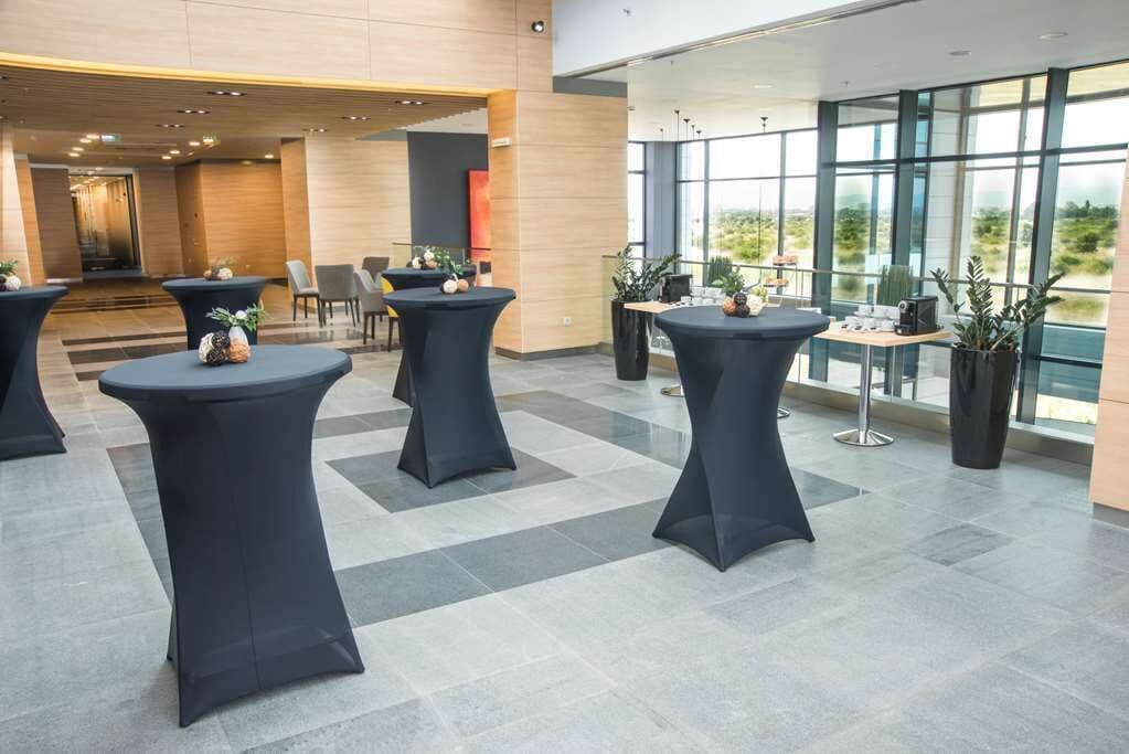 breakfast, lunch, dinner served; international cuisine