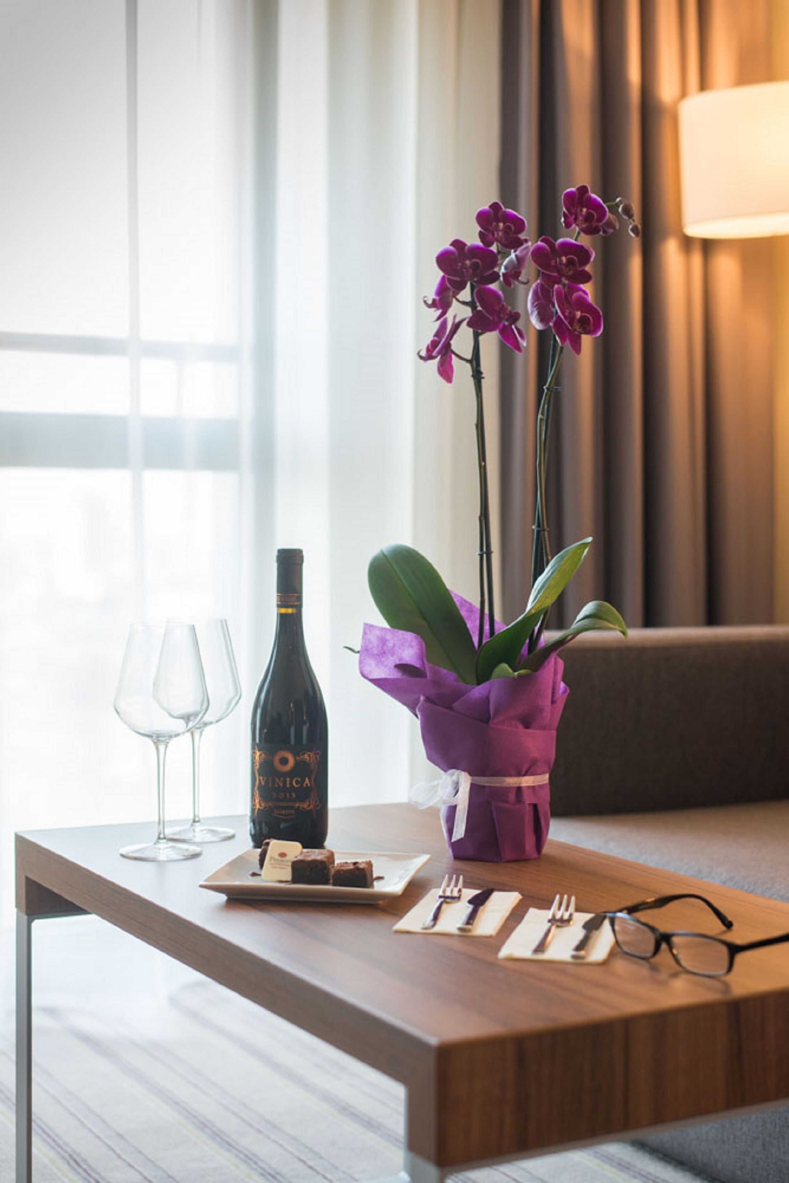 premier studio, 1 king bed, kitchen (with sofabed) | living area | 32-inch lcd tv with cable channels