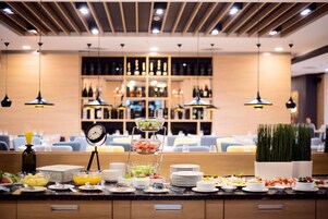 每日供应全套早餐（每人 EUR 25）